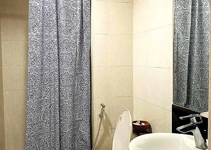 Spacious Near Tomas Morato Отель Манила